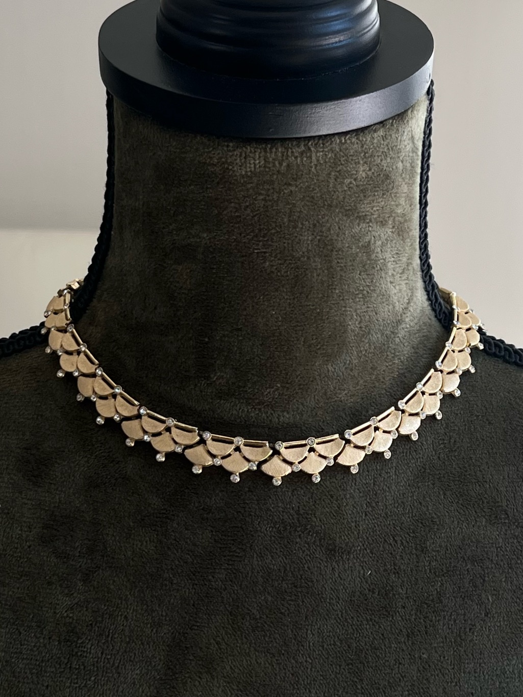 Vintage Trifari Crown 50s Dragon Snake Scale Layered Water Drop Gold Necklace